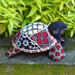 'Folk Art-Themed Batik Pule Wood Turtle Jewelry Box in Red'