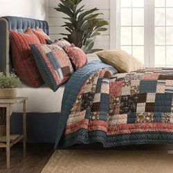 Shiloh Floral Geometric Patchwork Print Finely Stitched Quilt Set by Greenland Home Fashions in Calico (Size TWIN)