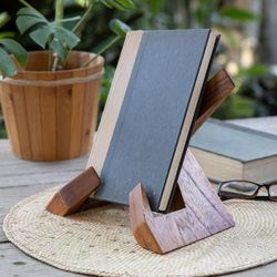 'Hand-Carved Modern Natural Brown Jempinis Wood Book Holder'