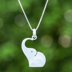 'Elephant Mother and Child-Themed Silver Pendant Necklace'