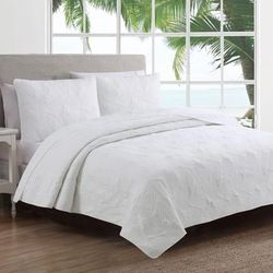 Leaf Stitch Quilt Set by American Home Fashion in White (Size FL/QUE)