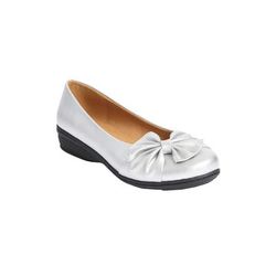 Women's The Pamela Slip On Flat by Comfortview in Silver (Size 8 1/2 M)