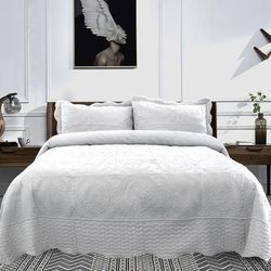 Embroidered Oversized Scalloped Edge Quilt Set by Homestyles in White (Size FL/QUE)