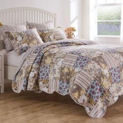 Greenland Home Fashions French Country Finely Stitched Quilt Set, 3-Piece King/Cal King, Multi by Greenland Home Fashions in Multi (Size FL/QUE)