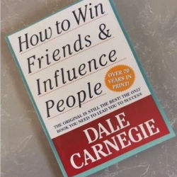 《How To Win Friends & Influence People》： Dale Carnegie's Classic Guide To Building Interpersonal Relationships