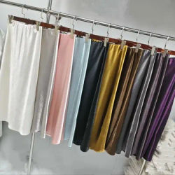Jupe classique en satin d'acétate brillant de haute qualité avec fente