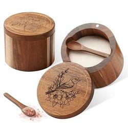 2 saliere in legno di acacia con cucchiaio e coperchio girevole, saliera incisa per piano di lavoro, contenitore per spezie in legno e ciotola per la conservazione in cucina