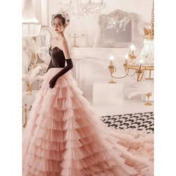 Robe de soirée bustier noire avec haut rose en tulle à volants et longue traîne, idéale pour bal de promo, mariage ou fête