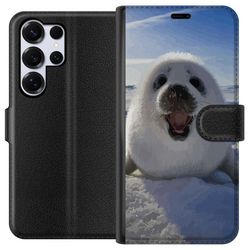 Kompatibelt Lommeboketui til Samsung Galaxy S25 Ultra Selunge i snøen med et stort smil og myk rund form, søtt vintermotiv med arktisk følelse perfek