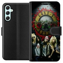 Kompatibelt Lommeboketui til Samsung Galaxy A34 Guns N Roses-band som utfører med et klassiskt rockemotiv og ekte 80-talls følelse foran logoen