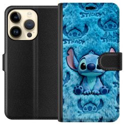 Kompatibelt Lommeboketui til Apple iPhone 14 Pro Stitch sitter på et fluffy blått mønster med ansiktet og ørene gjentatt som tekstur, noe som skaper