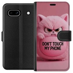 Kompatibelt Lommeboketui til Google Pixel 7a Humoristisk rosa katt med teksten Don't Touch My Phone, et morsomt trendy motiv som passer perfekt som b