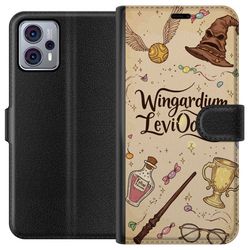 Kompatibelt Lommeboketui til Motorola Moto G23 Harry Potter Wingardium Leviosa illustrasjon - magisk Harry Potter tema med trollstav, Snitch og hatt