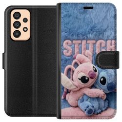 Kompatibelt Lommeboketui til Samsung Galaxy A33 5G Fluffy Stitch og Angel omfavner på en myk pelsflate med pastellfarger som skaper en varm koselig f