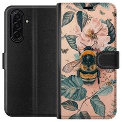 Kompatibelt Lommeboketui til Samsung Galaxy A17 5G Humle på blomst i pastellfarger vakker naturinspirert design som formidler rolig energi og harmoni