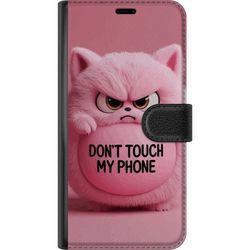 Kompatibelt Lommeboketui til Motorola Moto G15 Power Humoristisk rosa katt med teksten Don't Touch My Phone, et morsomt trendy motiv som passer perfe