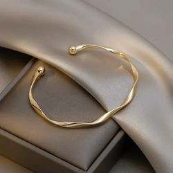 Ny modetrend Unikt design Elegant Udsøgt Twist Enkelt Armbånd Kvinder Smykker Bryllupsfest Premium Gave Engros