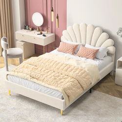 Barnsäng - Polstrad säng 140x200 cm - Sammet/velour - Höjdjusterbar huvudgavel - Blommig huvudgavel - Metallram - Beige