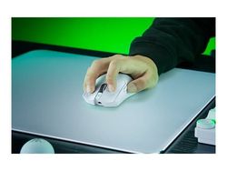 Razer Viper V4 Pro - Mus - høyrehendt - optisk - 6 knapper - kablet, trådløs - USB-C - hvit