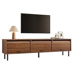 TV-bänk med V-formad design, tre skjutdörrar med vertikal prägel, svarta handtag och metallben, tv-skåp för vardagsrum