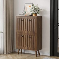Skoskab i valnødfarve 60 cm med lodret rillet front, smal skoopbevaring i retrostil til entré, gang og korridor