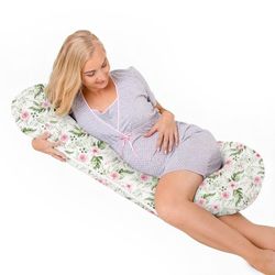Graviditetskudde av typ C för sidosömn och amning - i trädgården