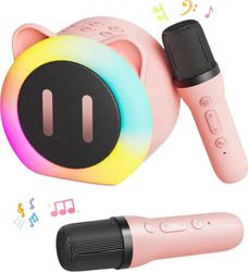 Karaokemaskine med to trådløse mikrofoner, en børnemikrofon og en bærbar Bluetooth-højttaler med stemmeskiftende effekter og LED-lys.