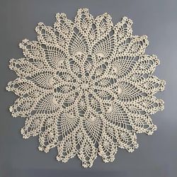 Handgjord rund bordsduk i bomull - virkad spetsduk i vintagestil 60 cm