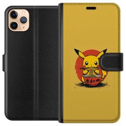 Kompatibelt Lommeboketui til Apple iPhone 11 Pro Max Pikachu som spiser ramen i japansk anime-inspirert stil mot gul bakgrunn, et morsomt moderne mot