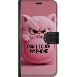 Kompatibelt Lommeboketui til Motorola Moto G15 Power Humoristisk rosa katt med teksten Don't Touch My Phone, et morsomt trendy motiv som passer perfe
