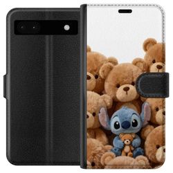 Kompatibelt Lommeboketui til Google Pixel 6a Søt og trygg illustrasjon med fantasikarakter omgitt av teddybjørner i en varm stil