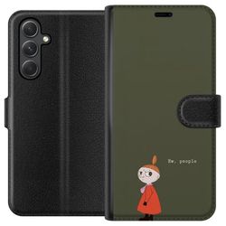 Kompatibelt Lommeboketui til Samsung Galaxy A15 5G Illustrert motiv med Lille My i oransje kjole, humoristisk sitat og dempet grønn bakgrunn