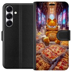 Kompatibelt Lommeboketui til Samsung Galaxy S25 Animert oransj katt i lenestol omgitt av pizza og hurtigmat i humoristisk miljø