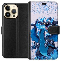 Kompatibelt Lommeboketui til Apple iPhone 15 Pro Max Blå dragefigur omgitt av flammende energi, store klør og mørke detaljer i et kraftfullt fantasim