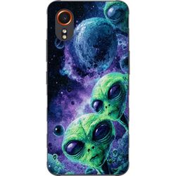 Kompatibelt Mobildeksel til Samsung Galaxy Xcover7 Grønne utenomjordiske figurer omgitt av planeter og stjernehimmel i et blått og lilla rommiljø