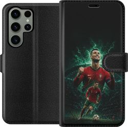 Kompatibel Tegnebogsetui til Samsung Galaxy S23 Ultra Cristiano Ronaldo i et portugisisk fodboldmotiv med rød spilledragt, fodbold og dramatisk grøn