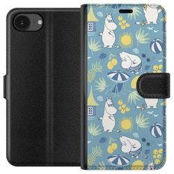 Kompatibelt Lommeboketui til Apple iPhone 16e Strandtema med frukter, parasoller, sommerhus og glade figurer i fargerike mønstre fylt med lekne detal
