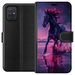 Kompatibelt Lommeboketui til Samsung Galaxy A71 Elegant svart hest som løper gjennom vann i lilla og rosa lys med en magisk følelse.