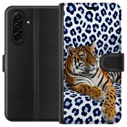 Kompatibelt Lommeboketui til Samsung Galaxy A17 5G Tiger Chill mønster med en tiger som hviler mot hvitblå mønstret bakgrunn i moderne design