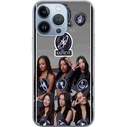 Kompatibelt Mobildeksel til Apple iPhone 13 Pro KATSEYE i seksdelt gruppeportrett med dekorative lilla symboler og nøytral grå bakgrunn