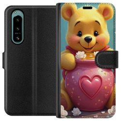 Kompatibelt Lommeboketui til Sony Xperia 5 IV Søt gul bjørn inspirert av Ole Brumm med hjerteformet rosa boks og honning, et varmt sjarmerende motiv