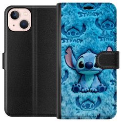 Kompatibelt Lommeboketui til Apple iPhone 13 Stitch sitter på et fluffy blått mønster med ansiktet og ørene gjentatt som tekstur, noe som skaper et s