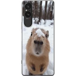 Kompatibel Mobilcover til Sony Xperia 10 VI Kapybara tæt på i sneklædt skov med sne på snuden