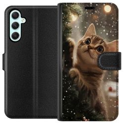 Kompatibelt Lommeboketui til Samsung Galaxy A34 Katt som klatrer i juletre med snøfall koselig vinterdesign perfekt for katt og juleelskere
