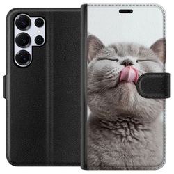 Kompatibelt Lommeboketui til Samsung Galaxy S25 Ultra Nærbilde av søt grå katt med tungen ute, sjarmerende dyremotiv perfekt for katteelskere og hum