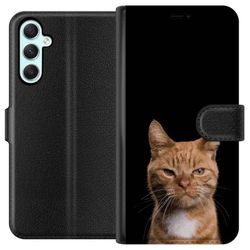 Kompatibelt Lommeboketui til Samsung Galaxy A34 Nærbilde av oransje katt mot svart bakgrunn med sterk kontrast og uttrykksfullt blikk