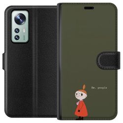 Kompatibelt Lommeboketui til Xiaomi 12 Illustrert motiv med Lille My i oransje kjole, humoristisk sitat og dempet grønn bakgrunn