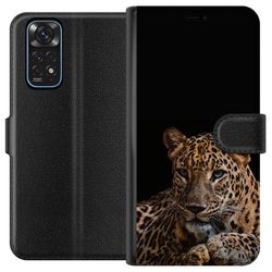 Kompatibelt Lommeboketui til Xiaomi Redmi Note 11 Stilren leopard i mørk kontrast med intense øyne - kraftfull og elegant dyredesign.