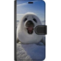 Kompatibelt Lommeboketui til Samsung Galaxy A26 Selunge i snøen med et stort smil og myk rund form, søtt vintermotiv med arktisk følelse perfekt for