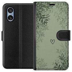 Kompatibel Tegnebogsetui til Sony Xperia 10 VI Grøn minimalistisk baggrund med simpelt hjerte, botaniske blade og bløde naturlige skygger.